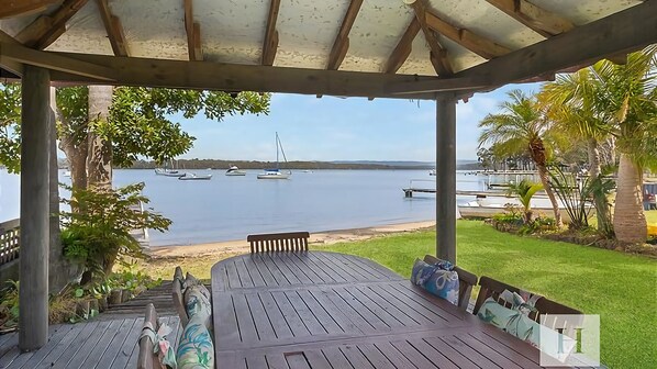 Outdoor dining - Paradise Palms - Sandy Bottom Lakefront w/ Jetty! (Mannering Park)