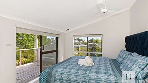 4 bedrooms, iron/ironing board, bed sheets - Paradise Palms - Sandy Bottom Lakefront w/ Jetty! (Mannering Park)