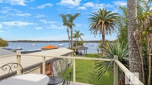 Outdoor dining - Paradise Palms - Sandy Bottom Lakefront w/ Jetty! (Mannering Park)