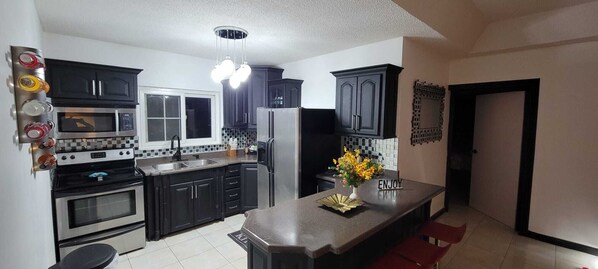 Refrigerador, microondas, horno y parrilla de estufa 