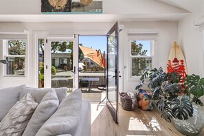 Smart TV, fireplace, ping pong