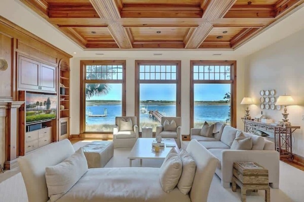 Sit and enjoy awe-inspiring views of the Kiawah River from your spacious living room!