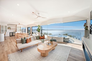 Smart TV, fireplace - The Pinnacle - Breath taking Vistas and Heated Spa on Viewing Balcony (Salamander Bay)