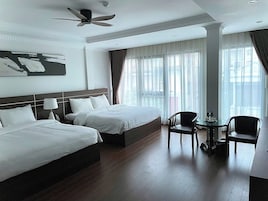 Habitación cuádruple Premium | Minibar (con algunos artículos gratuitos), escritorio, wifi gratis