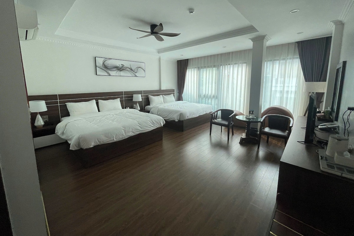 Premium Quadruple Room | Item bar mini percuma, meja, Wi-fi percuma 