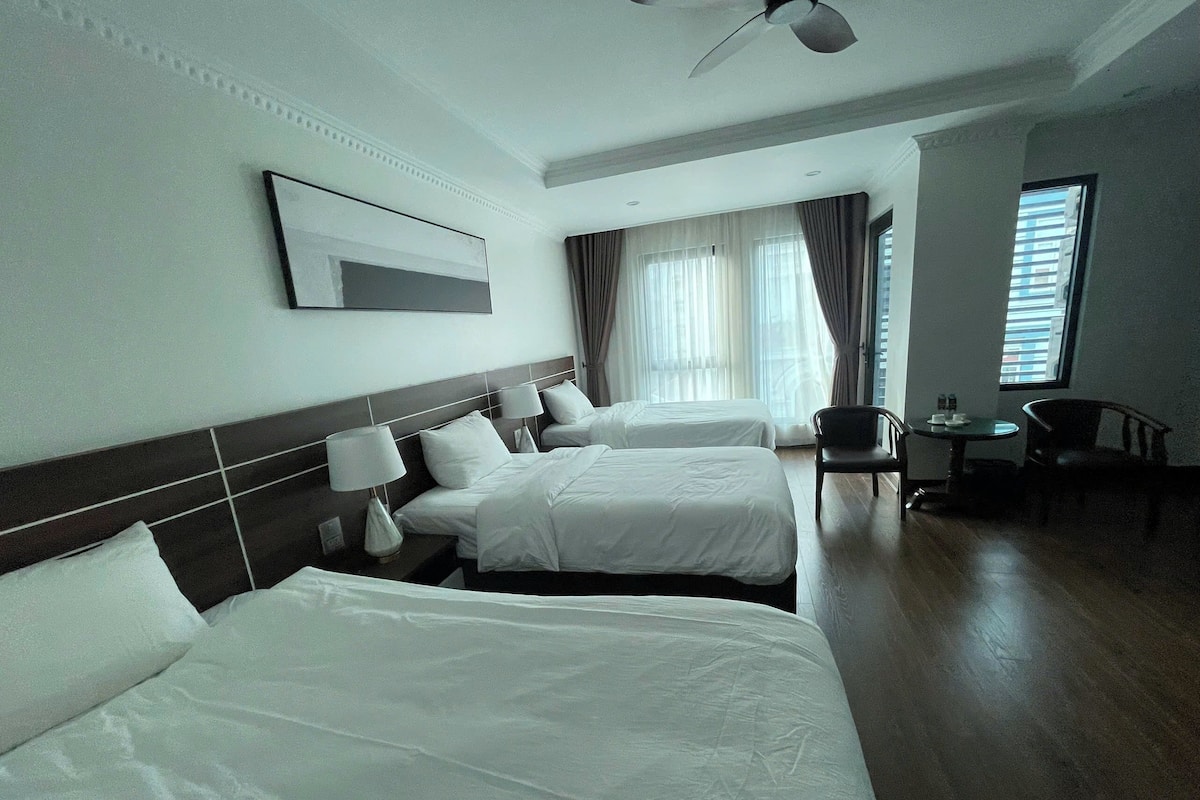 Deluxe Triple Room | Item bar mini percuma, meja, Wi-fi percuma 