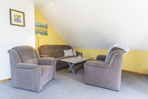 TV, DVD player, books, stereo - Idyllic fisherman's house, modern and friendly, close to the beach (Varel)