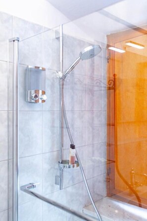 Douche, séchoir à cheveux, peignoirs, bidet