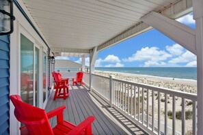 Terrace/patio - BonBini: Oceanfront 7-bedroom house in Oak Island, perfect for large groups. (Oak Island)