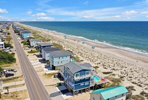 On the beach - BonBini: Oceanfront 7-bedroom house in Oak Island, perfect for large groups. (Oak Island)