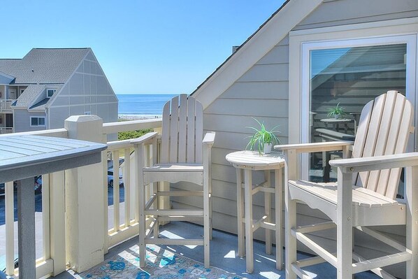 Property grounds - 2BR/2BA Condo - Ocean Views, Pool, Golf Course Across the Street, Beach, Sleeps (Oak Island)