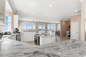 冷蔵庫、電子レンジ、オーブン、コンロ