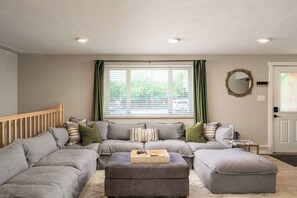 Smart TV, chimenea y oficina