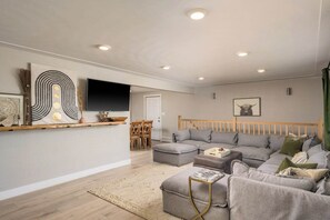 Smart TV, fireplace, offices - Gather|Recharge|CentralLocation|FullAmenities|LargeGroupsWelcome|QuietNeighborhood (Denver)