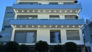 Un edificio moderno de varios pisos con balcones y ventanas grandes.