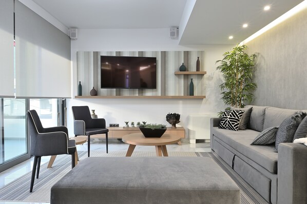 Deluxe-Suite | Wohnbereich | Smart-TV