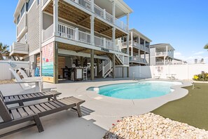 حمّام سباحة مُدفَّأ