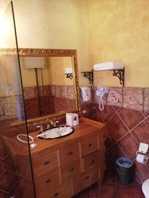 Superior kamer | Badkamer | Een regendouche, een haardroger, handdoeken