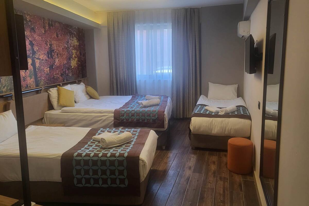 Habitación cuádruple básica | Minibar, wifi gratis y ropa de cama 
