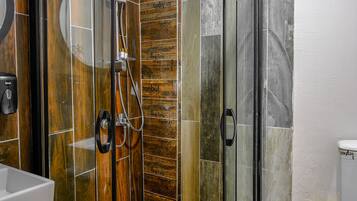 Dusj, regndusjhode, toalettartikler (inkludert) og hårføner