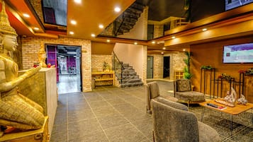 Couples treatment rooms, sauna, hot tub, steam room, hot stone massages