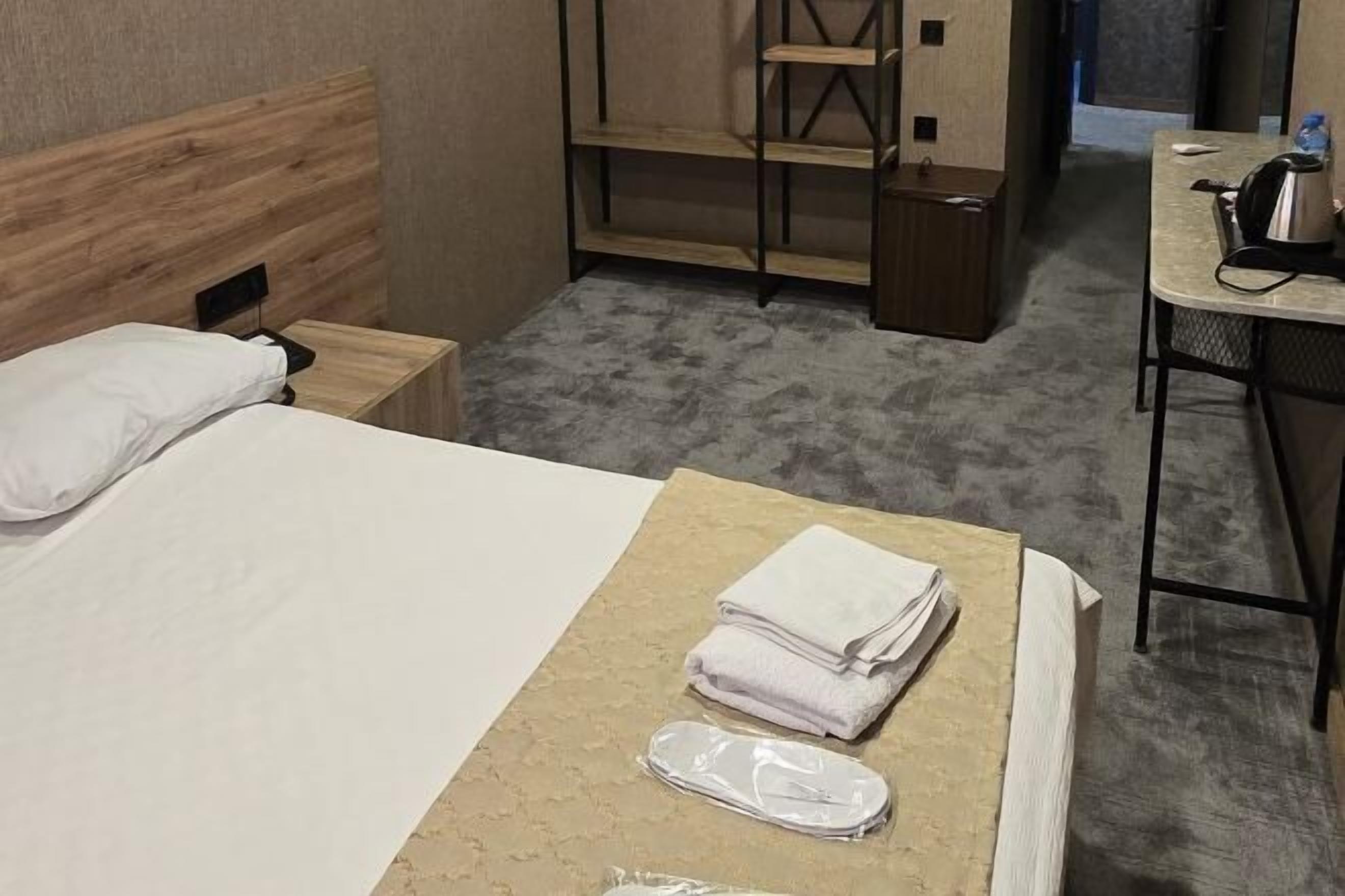 Minibar, wifi gratis y ropa de cama 