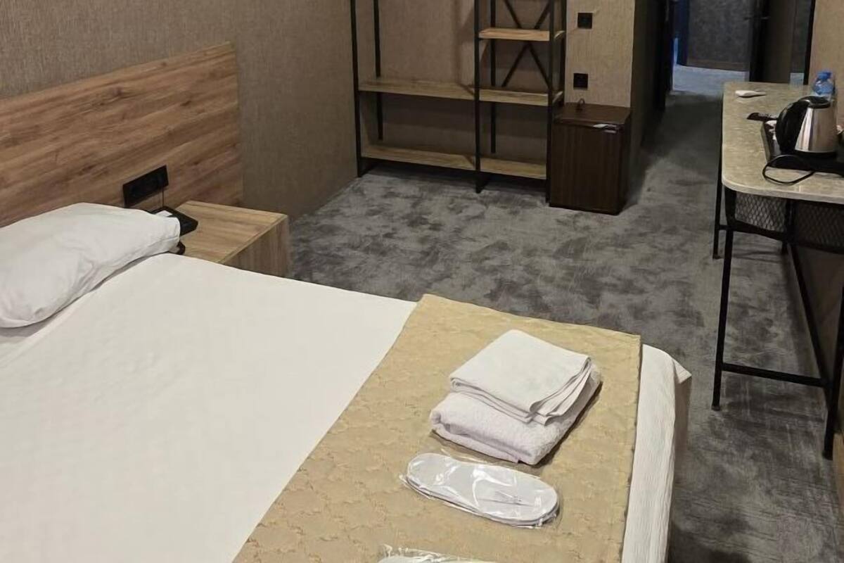 Minibar, wifi gratis y ropa de cama