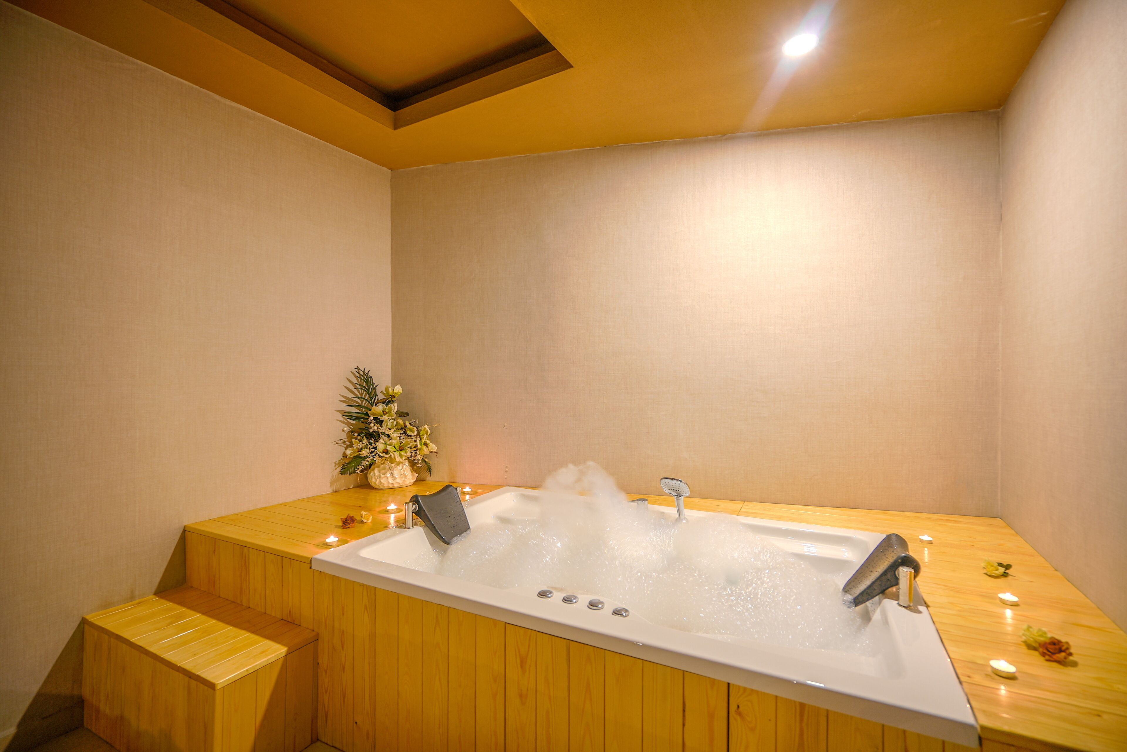 Couples treatment rooms, sauna, hot tub, steam room, hot stone massages