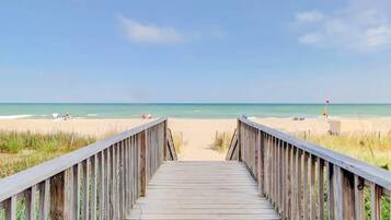 Sur la plage, chaise longue