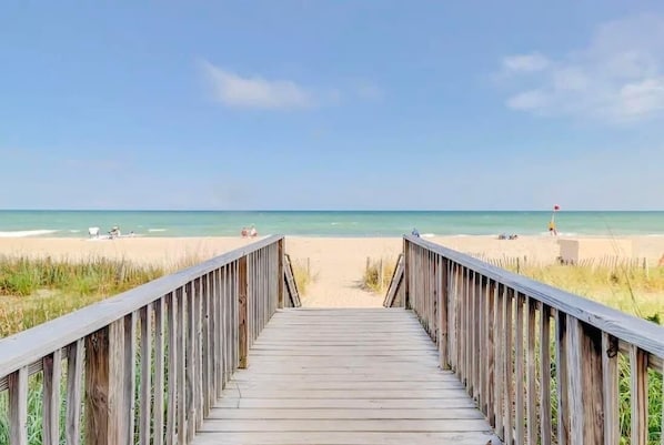 Sulla spiaggia, lettini da mare
