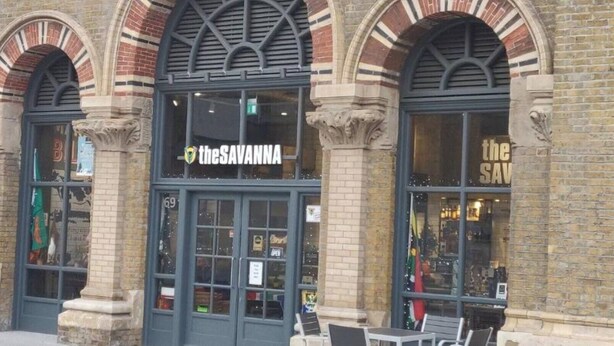 Ein Schaufenster mit dem Schild 'the SAVANNA'.