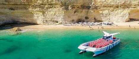 Una playa cerca, sillas reclinables de playa