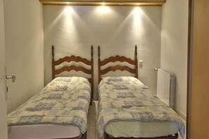 2 bedrooms, iron/ironing board, WiFi