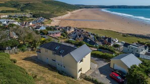 Une ville côtière avec des maisons, une plage et une vue dégagée sur la mer.