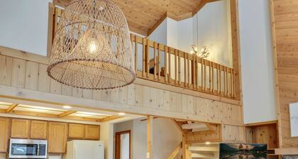 4 BR Chalet in Harbor Springs | Short Drive to Downtown | Whirlpool Tub