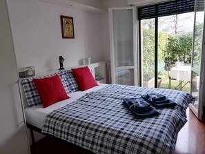 2 bedrooms, iron/ironing board, free WiFi, bed sheets - Two Steps from the Lake (Colico)