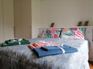 2 bedrooms, iron/ironing board, free WiFi, bed sheets - Two Steps from the Lake (Colico)