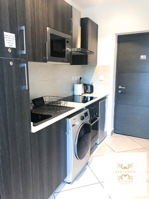 Kühlschrank, Mikrowelle, Geschirrspüler, Wasserkocher