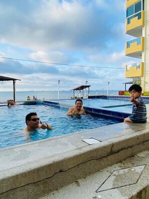 Piscine extérieure, piscine chauffée