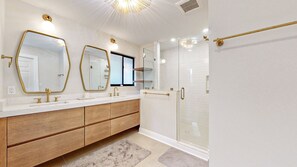 Bathtub, hair dryer, towels - Beautifully Updated Home with Extraordinary Lagoon and Golf Views! (Hilton Head)
