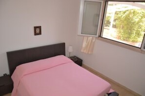 2 habitaciones, caja de seguridad en la habitación y escritorio