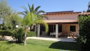 A two-story house with a patio and a small garden. - Villa Paola - Fontane Bianche (Fontane Bianche)