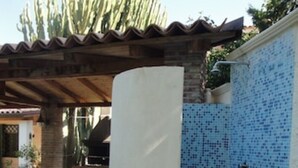 A covered outdoor area with a tiled wall and a white pillar. - Villa Paola - Fontane Bianche (Fontane Bianche)