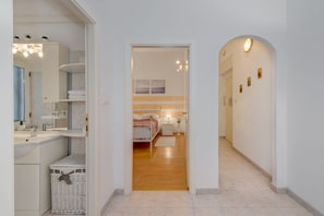 Apartment | 2 bedrooms, blackout drapes, iron/ironing board, free WiFi