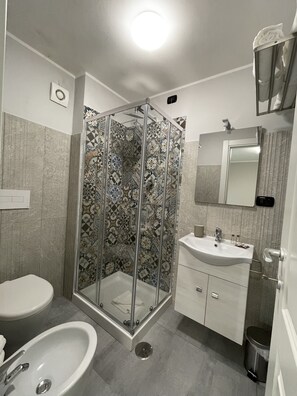 Standard Room | Bathroom | Shower, rainfall showerhead, hair dryer, bidet - ALDIVA ROOMS (Pomezia)