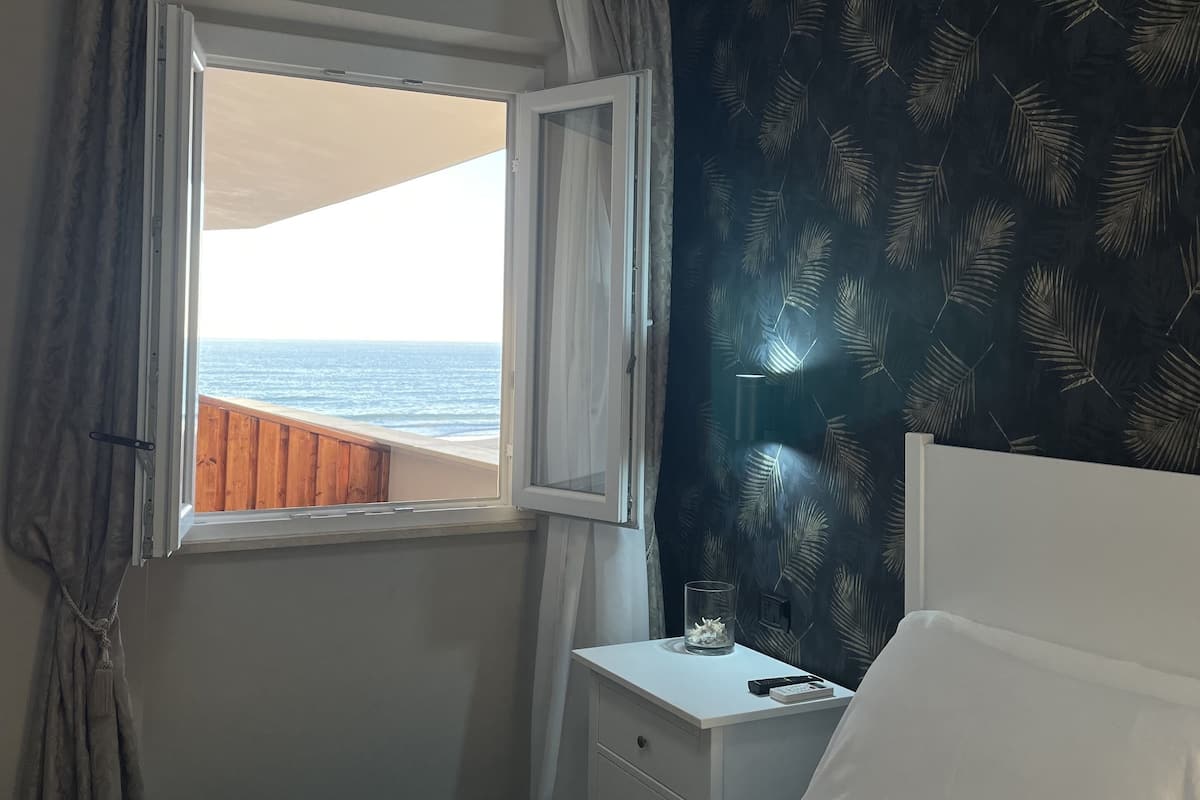 Family Suite | Minibar (free items), desk, blackout drapes
