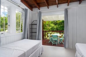 4 多间卧室、客房内保险箱、办公桌、熨斗/熨衣板