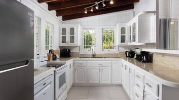 KĂŒhlschrank, Mikrowelle, Ofen, Herdplatte