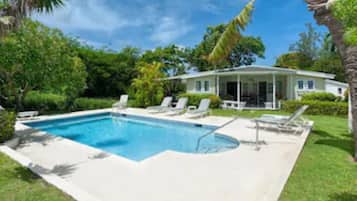 Outdoor pool, sun loungers
