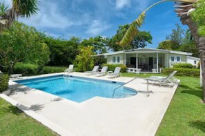 Piscine extérieure, chaises longues